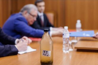 ambasadorul rus de la chisinau a primit o sticla cu apa contaminata din nistru 69b93d18a019a