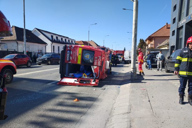ambulanta smurd si o masina implicate in accident pe o strada din sibiu plan rosu activat 69ac199dc8f76