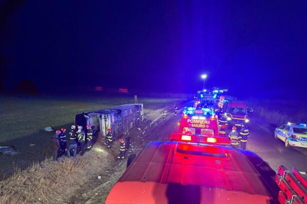 autocar cu 44 de persoane implicat intr un accident rutier intre galati si vaslui un om a murit 14 au ajuns la spital 69be2535dc2a0