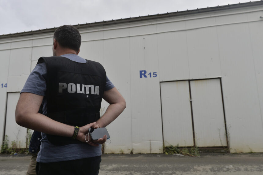 contrabanda cu aur perchezitii in bucuresti si cinci judete pentru 1 700 de expeditii de bijuterii bani si aproape 30 de kg de bijuterii gasite 69cbe1f602ead