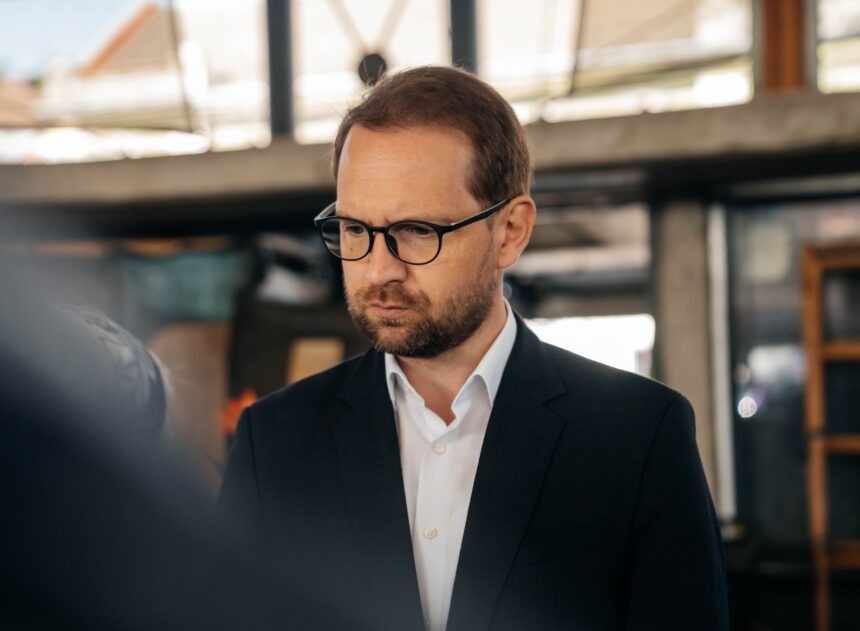 dominic fritz vrea sa scoata pacanelele de langa scoli trei sferturi dintre ele sunt la mai putin de 500 de metri 69a999e06aa2f