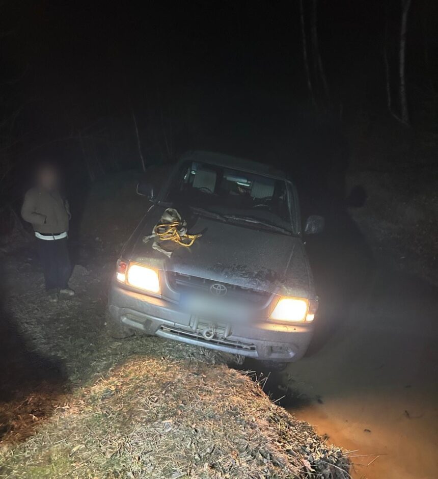 doua turiste ratacite cu masina in padure salvate de jandarmii sibieni 69b3d1831fc93