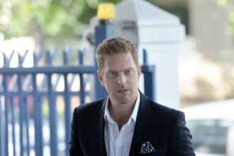 fostul ministru ilan laufer si copiii lui de 5 ani au fost loviti de o masina in capitala fostul ministru nu a depus plangere 69b91c54c4d93