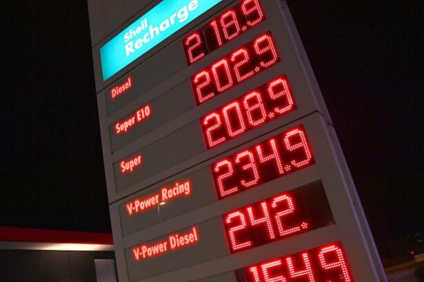 germania limiteaza preturile la benzina se pot mari doar o data pe zi la pranz iar efectul ar putea fi contrar 69b75573782df