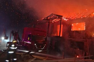 incendiu puternic intr o localitate din hunedoara flacari si degajari mari de fum la acoperisul unei hale 69bb919307976