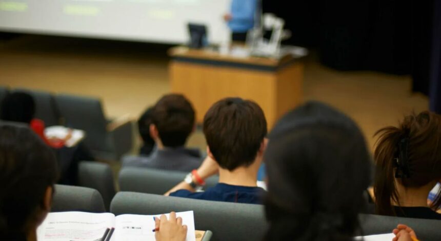 inspectorul scolar general al isj vrancea despre elevii blocati in dubai vor primi absente 69a59e403e4ad