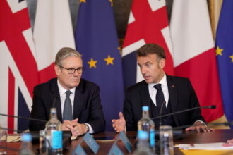 jurnalistii de la londra starmer umilit deoarece macron trimite nave de razboi franceze pentru a apara bazele britanice 69a70f84643d2