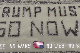 mii de oameni au format din corpurile lor un mesaj urias anti trump pe o plaja din california 69c8cc196cde1