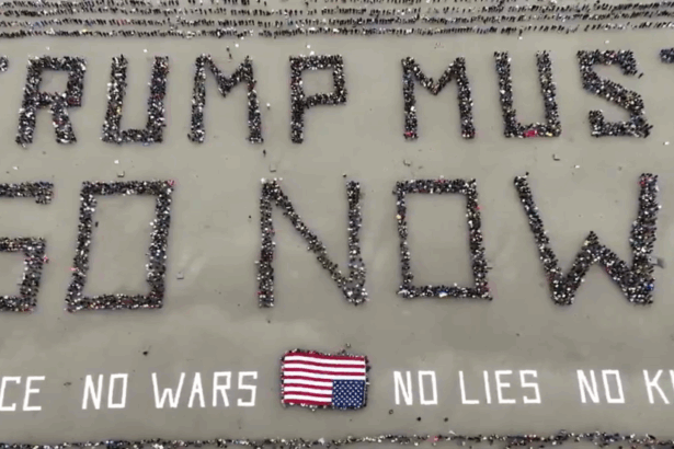 mii de oameni au format din corpurile lor un mesaj urias anti trump pe o plaja din california 69c8cc196cde1