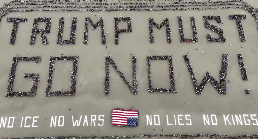 mii de oameni au format din corpurile lor un mesaj urias anti trump pe o plaja din california 69c8cc196cde1