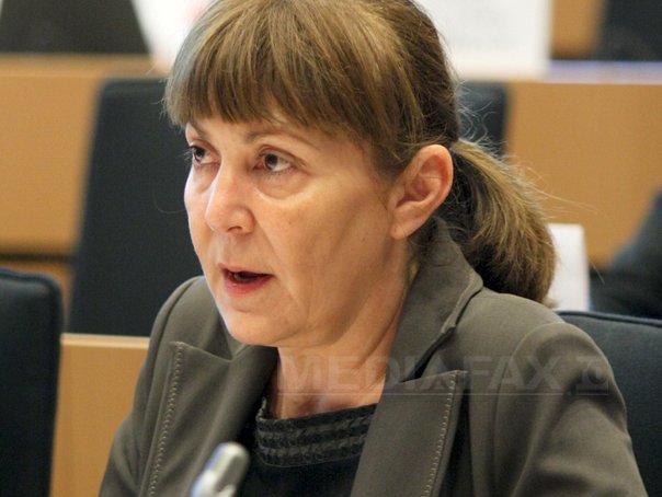 monica macovei cere incetarea obligatiei de a presta munca in folosul comunitatii 69b91af032b5a