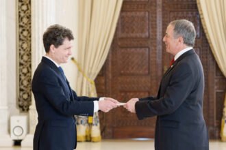 noul ambasador sua in romania s a intalnit cu nicusor dan el si a prezentat scrisoarea de acreditare 69a6eb4b0b6f5