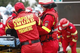 o eleva a cazut dintr un autocar aflat in mers dupa ce a actionat din greseala un buton de urgenta 69ca8aa8c54df