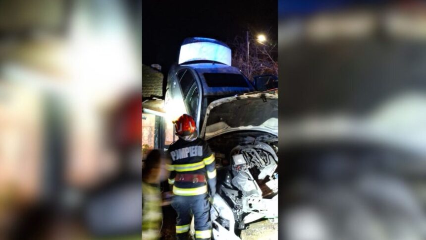 o masina in care se aflau patru oameni a ajuns pe acoperisul unei case din prahova nimeni nu a fost ranit 69c83e79555aa