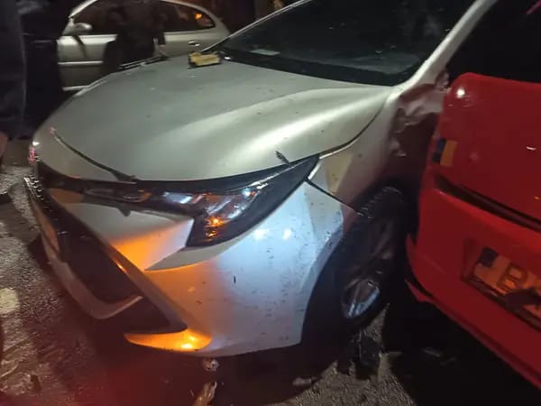 opt masini parcate in capitala lovite de un vehicul scapat de sub control 69ca0fc41cdb9