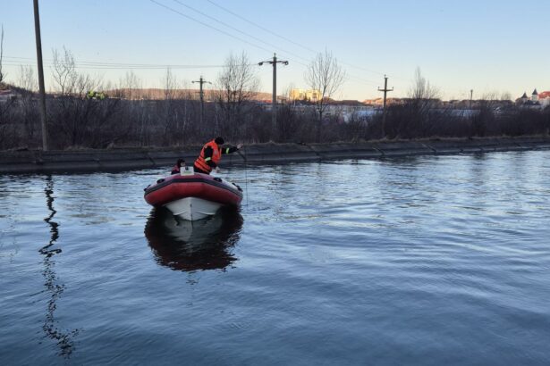 pompierii nu au reusit sa l gaseasca pe tanarul de 18 ani inecat in canalul de fuga al bistritei 69b063e9d3ff0