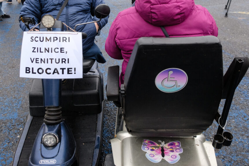 protest al persoanelor cu dizabilitati in piata victoriei ce solicita participantii 69cba882e08ac