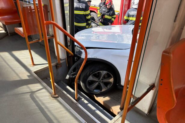 spulberati de o masina in timp ce asteptau intr un refugiu de tramvai soferul a intrat in plin in pietoni si in tramvai 69bc15f41b3b9