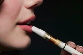 tigarile electronice pot ajuta mai eficient la renuntarea la fumat dar expertii avertizeaza asupra riscurilor 69cb777719508