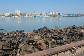 transport ilegal de deseuri pe dunare a fost oprit in zona galati 69c537b473880