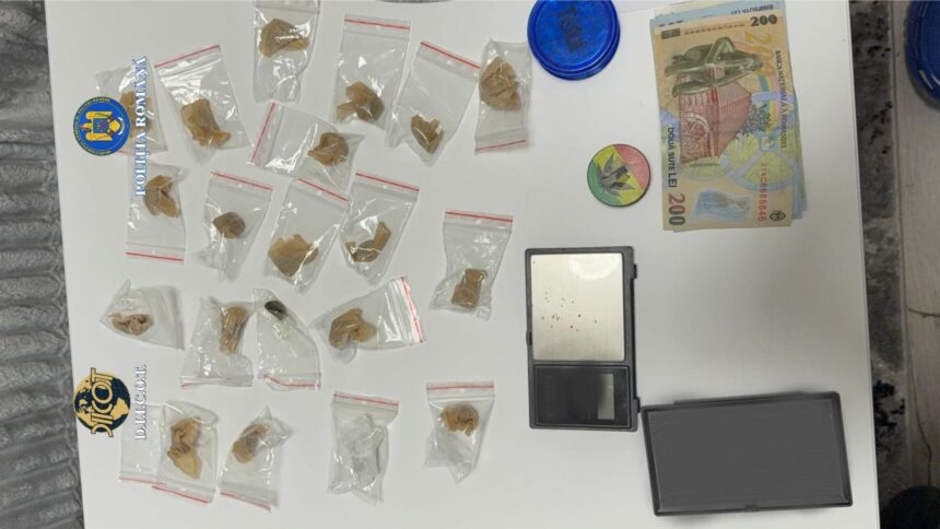 trei barbati si o femeie din buzau retinuti dupa ce ar fi vandut droguri prin aplicatie 69b02c969f680