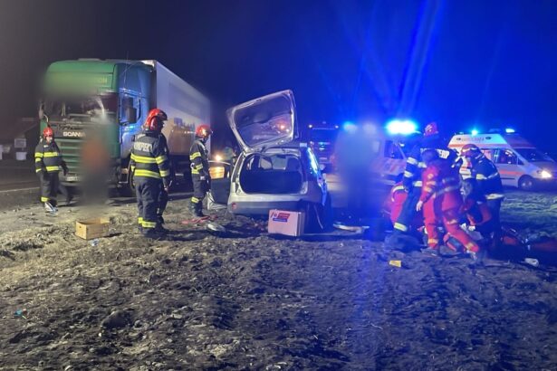 un baiat de 10 ani a murit in urma unui accident intre o masina si un tir plin cu paleti 69bd92aa8247f