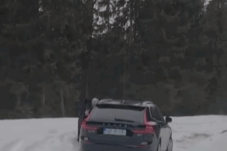 un barbat cu sotia sa au ramas inzapeziti pe transalpina in zona pasul tartarau 69bed9aea8fe5