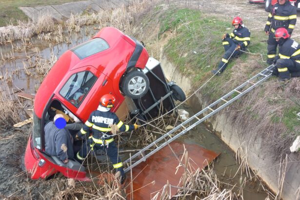 un barbat s a prabusit cu masina intr un canal langa barajul slavitesti din valcea 69bec238b7c65