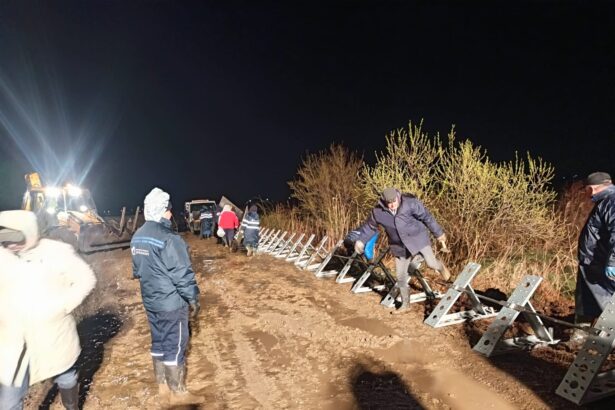 viitura pe raul putna in plina desfasurare diguri mobile si saci de nisip la mircesti 69ca25e672711