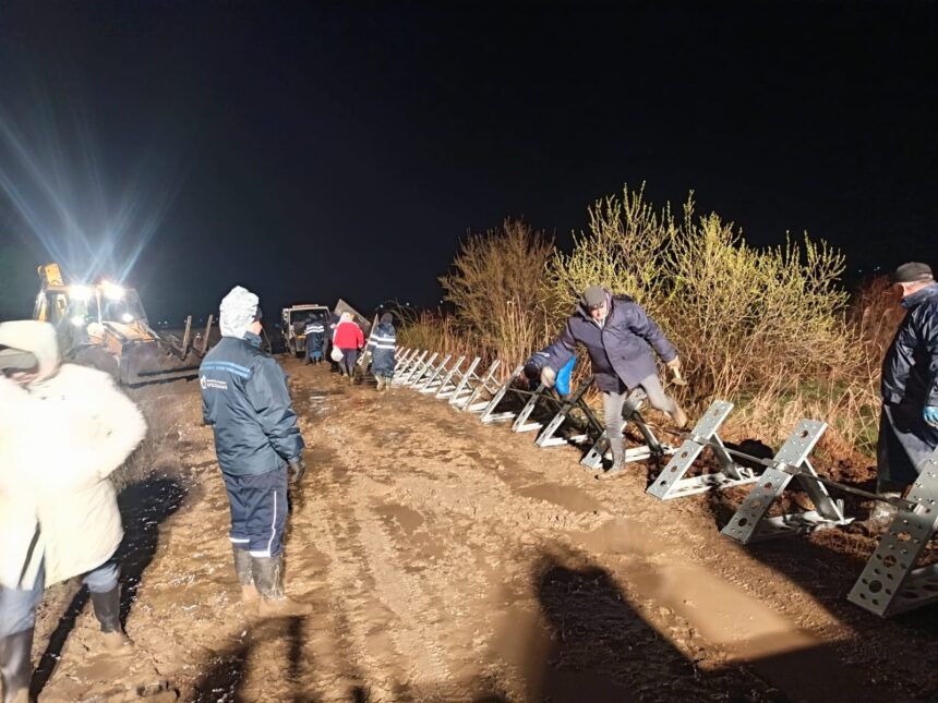 viitura pe raul putna in plina desfasurare diguri mobile si saci de nisip la mircesti 69ca25e672711