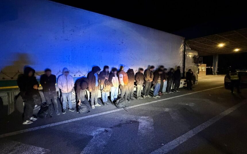 16 migranti din irak si siria descoperiti intr un camion de marfa la nadlac 69d384bff024d
