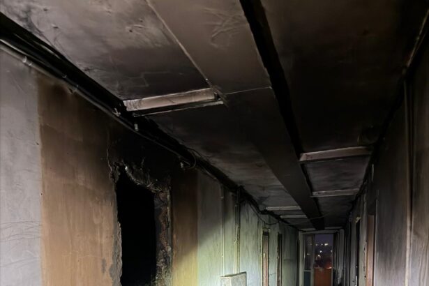 a pus foc in apartament 50 de oameni evacuati dintr un bloc din petrila din cauza unui incendiu 69ccc09804461