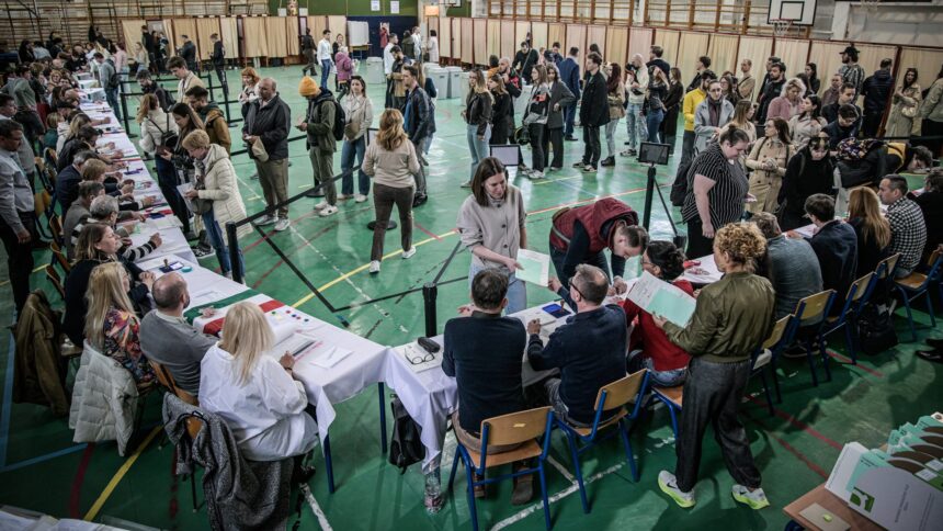 alerte cu bomba la doua sectii din ungaria tensiune la vot pe masura participarii istorice daca iti vinzi votul iti vor lua copilul vei merge la inchisoare 69dbbd7a7ae6b