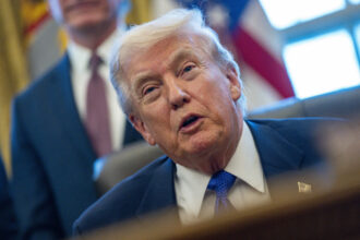 americanii il invinovatesc pe trump pentru cresterea preturilor la benzina in anul alegerilor decisive pentru congres arata un sondaj reuters ipsos 69eb91f89e53b