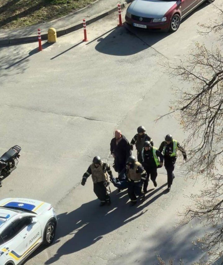 ancheta la kiev dupa ce doi politisti au rupt o la fuga de langa civili atunci cand s au auzit focuri de arma 69e481d7797cc