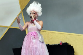 beni mihai de la cantaret in cor bisericesc la drag queen care canta pop dar si rock al anilor 80 69e5301e461e6