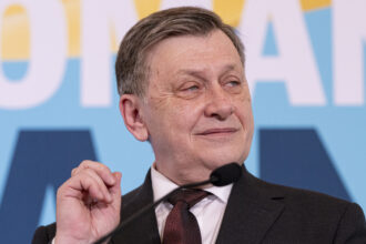 crin antonescu ne asteptam la un guvern pnl usr udmr cu sustinere parlamentara astazi tara este condusa la nivel guvernamental de usr 69e784b1a946a