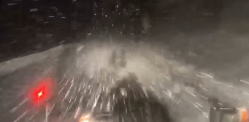 dn7a sub zapada utilajele intervin pe soselele montane din judetul valcea 69d87c3d8efab