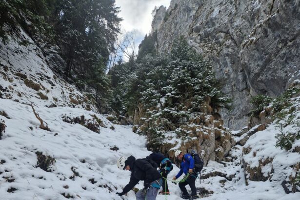 doi turisti blocati intr o zona greu accesibila din masivul piatra craiului au fost salvati de jandarmii montani 69dab0efa14d1