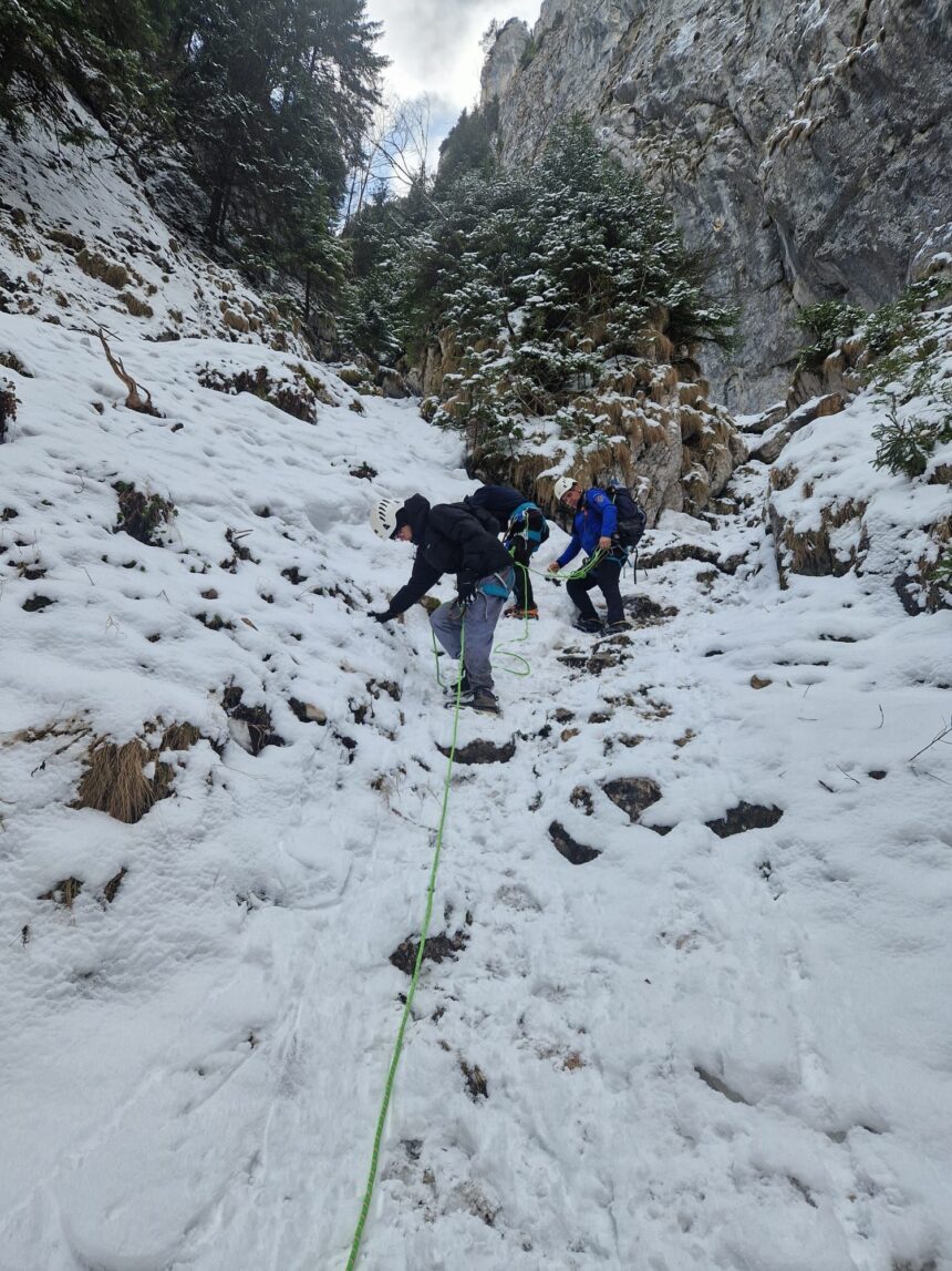 doi turisti blocati intr o zona greu accesibila din masivul piatra craiului au fost salvati de jandarmii montani 69dab0efa14d1
