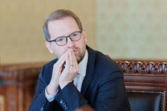 dominic fritz interventie dupa un incident periculos de pe fatada unui bloc vechi s au desprins placi de beton si au cazut pe trotuar vor urma noi amenzi 69e25866078c7