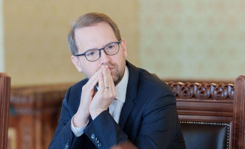 dominic fritz interventie dupa un incident periculos de pe fatada unui bloc vechi s au desprins placi de beton si au cazut pe trotuar vor urma noi amenzi 69e25866078c7