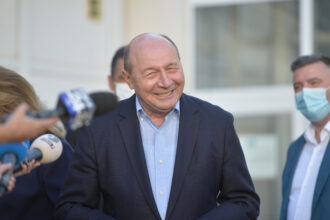 este posibil un personaj politic ca peter magyar in romania ce spune traian basescu 69de74873cbc9