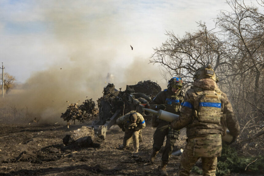 experiment ucrainean in timpul armistitiului trei prizonieri rusi imbracati neutru si cu steaguri albe eliberati pe linia frontului 69dc77a9aa3ee