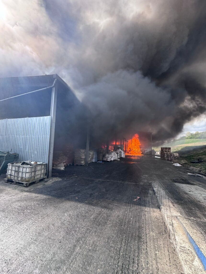 incendiu cu degajari mari de fum la o hala din judetul salaj a fost emis mesaj ro alert 69d8f72de4ca7