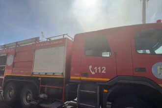 incendiu cu flacara violenta si degajari de fum in sectorul 5 ard acoperisurile a doua locuinte 69ef134800ae3