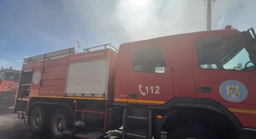 incendiu cu flacara violenta si degajari de fum in sectorul 5 ard acoperisurile a doua locuinte 69ef134800ae3