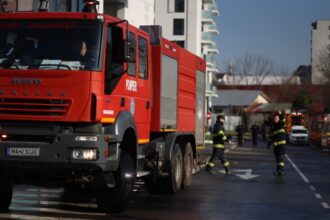 incendiu intr un bloc din sighetu marmatiei flacarile s au extins pe trei etaje zeci de persoane au fost evacuate 69d5e984ec960