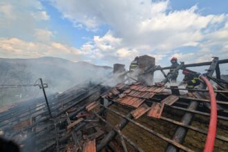 incendiu la o locuinta din nehoiu proprietarul scos din stop cardio respirator de pompieri 69dbdf4fa34e7