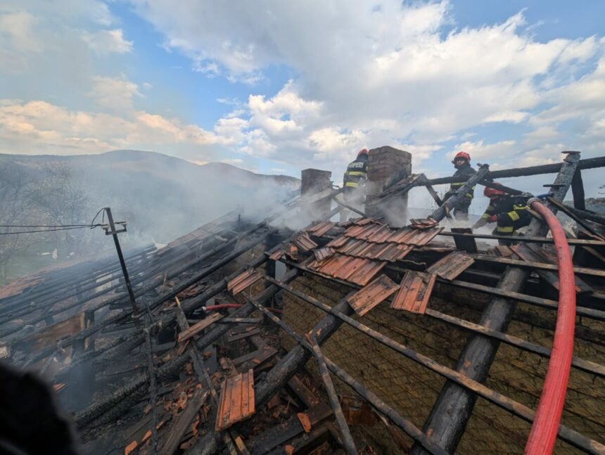 incendiu la o locuinta din nehoiu proprietarul scos din stop cardio respirator de pompieri 69dbdf4fa34e7